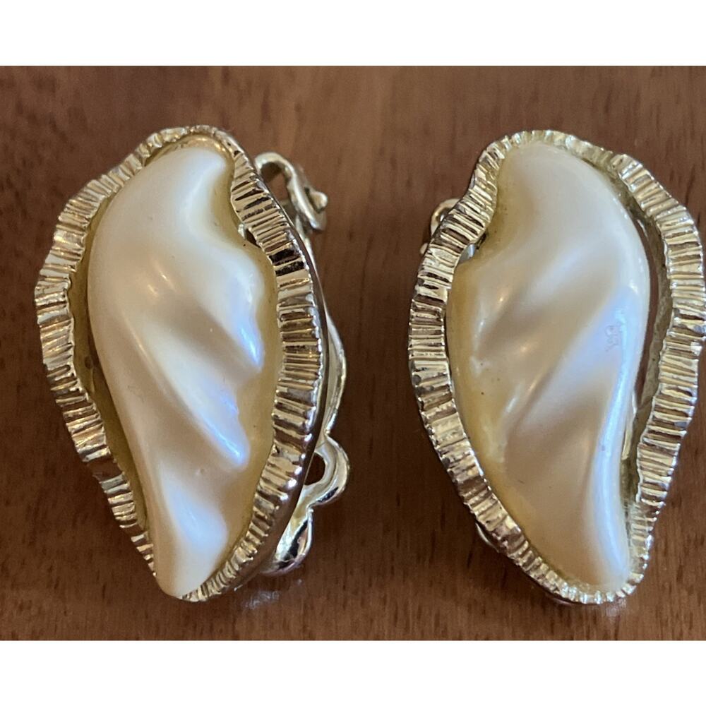 Vintage Karu Arke Inc Signed Faux Pearl Clip On Earrings Mid Century Gold Tone